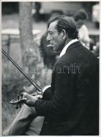 1974 Schütz István feliratozott, vintage fotóművészeti alkotása, ezüst zselatinos fotópapíron, a kép a Népművelési Intézet által, Balmazújvárosban megrendezett fotós alkotótelep (eredeti fotókat tartalmazó) albumából származik, sarkán törésnyom, 23,2x17 cm