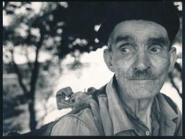 1972 Vadas Zsuzsa vintage fotóművészeti alkotása, feliratozva, ezüst zselatinos fotópapíron; a kép a Népművelési Intézet által, Esztergomban megrendezett központi fotós alkotótelep (eredeti fotókat tartalmazó) albumából származik, 18x24 cm