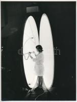 1977 Bara István fotóriporter felvétele az Egyesült Izzólámpa és Villamossági Rt. laborjából, 1 db vintage fotó a fotométergömbről, ahol a fémhalogén lámpacsaládot tesztelik, ezüst zselatinos fotópapíron, jelzés nélkül, 23,8x18 cm