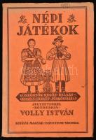 Volly István: Népi játékok. I. köt. Köszöntők - lucázás - regölések - balázs- és gergelyjárás - húsvét- és pünkösdjárás. Jegyzetekkel közreadja: - - . Bp., 1941., Kir. M. Egyetemi, 68 p. Második, javított kiadás. Fekete-fehér illusztrációkkal. Kiadói papírkötés, foltos borítóval.