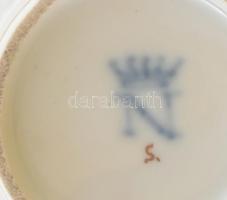 Capodimonte bögre, körben plasztikus Bacchanalia jelenettel díszítve. Jelzéssel, kopással, m: 8 cm