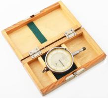 Somet nyomásmérő, fa dobozában.