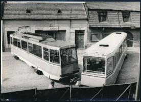 cca 1975 Kolozsvár Kisiklott villamosok a Sinaia büfénél 18x16 cm