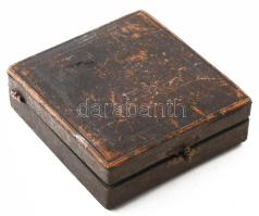 Jakob Waldstein Wien bársony bélésű órás doboz. Kopott 13x14 cm