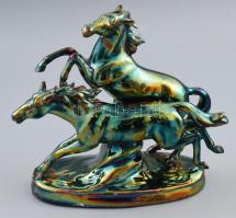 Lovak, Eozin jellegű mázas porcelán figura. Jelzett, kis sérüléssel m: 19 cm