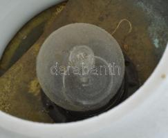 Retro bronzlemez testű asztali lámpa pár, tejüveg búrákkal, sérült elektronikával, kopással, m: 33 c...