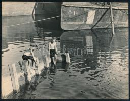 cca 1935 Seiden Gusztáv (1900-1992) budapesti (később londoni) fotóművész felvétele (Dunai idill), 1 db vintage fotó, ezüst zselatinos fotópapíron, jelzés nélküli későbbi nagyítás, amely a róla szóló könyv illusztrációja volt, 18x23,2 cm