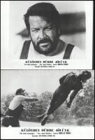 cca 1974 ,,Különben dühbe jövünk" című olasz - spanyol filmbohózat jelenetei és szereplői (Bud Spencer és Terence Hill főszereplésével), 10 db vintage produkciós filmfotó ezüst zselatinos fotópapíron, a használatból eredő (esetleges) kisebb hibákkal, 18x24 cm