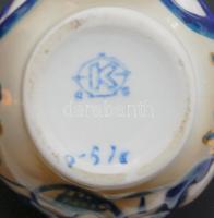 Dekoratív "K" jelzésű és sorszámmal ellátott és kézzel festett humoros porcelán pohárka (9...