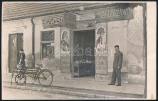 . Ca 1935 Győr Andrássy út 70, Szili Gyula vegyeskereskedése fotólap 14x9 cm