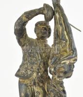 Petőfi zászlóval. szobor. ezüstözött fém, fa talpon. XIX. sz. vége. Zászlórúdon törés 21 cm