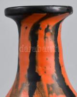 Gorka Lívia (1925 - 2011): Váza. Fekete, narancs mázakkal festett kerámia, alján apró mázhibával. Je...