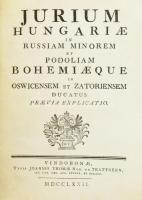 [Benczúr József]: Jurium Hungariae in Russiam minorem et Podoliam Bohemiaeque in Oswicensem et Zatoriensem ducatus praevia explicatio. [Bécs] Vindobonae, 1772. Typis Joannis Thomae Nob. De Trattnern. 44 + 42 p. A Kis-Oroszországra (Ukrajnára), Podóliára és az akkor Csehországhoz tartozó Oswic és Zator hercegségeket illető magyar jog előzetes magyarázata. Magyarországnak e címben jelölt területekre vonatkozó történetét fejti ki a szerző Korabeli kartonált papírkötésben