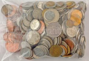 Vegyes magyar és külföldi fémpénz tétel ~1kg-os súlyban T:vegyes