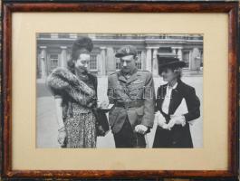 1941 British Army SAS különleges egység kommandósa hölgytársaságban, fotó, üvegezett keretben, 13×19...