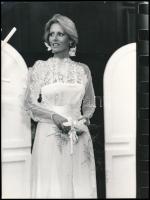 Pataki Ági fotómodell menyasszonyi ruhában, 2 db fotó, 24×18 cm