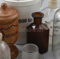 17 darabos vegyes antik, zömmel porcelán és üveg patikai edény tétel, közte érdekes és értékes darab...