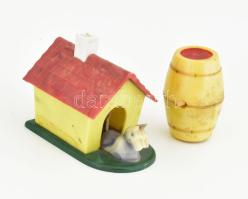 Régi gyerekjáték kutyaház, kéményét megnyomva hangot ad + műanyag hordó, kopással, hiánnyal, h: 5-8 cm