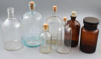 7 darab antik patikai üvegpalack, gyógyitalos, gyógyszeres üvegek, közte értékes darabokkal, kopással, m: 17-29 cm