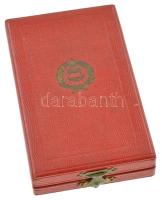 1964. "Munka Érdemrend" arany fokozata, zománcozott bronz kitüntetés mellszalagon, gomblyu...