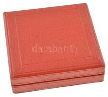 1984. "Kiváló Orvos" zománcozott, aranyozott bronz jelvény eredeti tokban (~25mm) T:AU