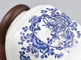 Fali kávédaráló. Festett porcelán testtel, fém résszel. 32 cm