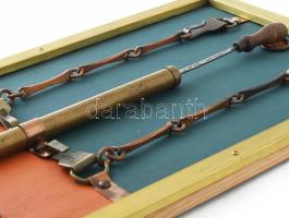 Haraszty István (1934-2022): Fogoly pumpa, 2014. Akril, fém applikáció, réz, fatábla. Jelezve lent: ...