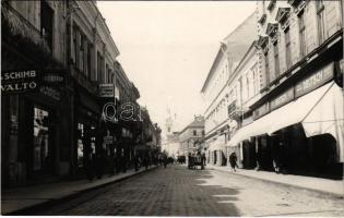 Szatmárnémeti, Satu Mare; Kazinczy utca, Dr. Fodor fogorvos, Deutsch üzlete, Grünfeld cipőüzlet, Kereskedelmi bank rt. pénzváltó, E. Bródy üzlete. Singer Nándor kiadása / Strada Stefan cel Mare / street, dentist, shops