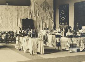 1931 Cegléd, Bethlen Mária grófnő erdélyi kiállítása, kartonra kasírozott, feliratozott fotó, karton...