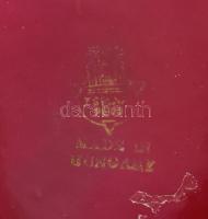 Zsolnay kacsa figurális névjegykártya tartó. Formába öntött fehércserép, ökörvér színű eozinmázzal b...