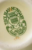 Zsolnay kisváza pár. Csontszínű alapmázon aranykontúrozott pipitér díszítéssel. Hibátlan, mázrepedés...