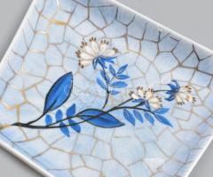 Aquincum asztali szett. Mozaikot idéző kék háttér előtt virágos mintával. Festő: Szabó Zsuzsa. Kis k...