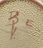 B. Várdeák Ildikó (1929-2013): Mázas kerámia kínáló, felhajtott oldallal, jelzett, hibátlan, d: 21 c...