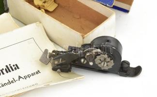 Recordia cikk-cakk varó eredeti dobozában használati utasítással + Singer fém doboz gyűszűkkel