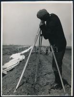 1963 Halranyi Sándor: ,,Felelősségteljes munka című feliratozott, vintage fotóművészeti alkotása, ezüst zselatinos fotópapíron, 24x18 cm