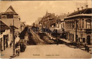 1915 Szolnok, Szapáry utca, Hitelbank rt. gépraktára, üzletek. Faragó Sándor kiadása (Rb)