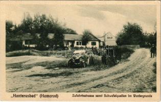 Homoródfürdő, Homoród-fürdő, Baile Homorod; Zufahrtsstrasse samt Schwefelquellen im Vordergrunde, Bad / utca, fürdő, automobil. Kiadja Johann Weiss. Fotograf F. Theil / spa, bath, automobile