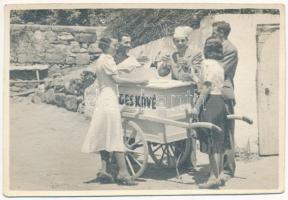 1939 Budaörs, jegeskávé árus kocsival júniusban. photo
