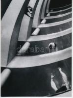 cca 1933 Dr. Csörgeő Tibor (1896-1968) budapesti fotóművész hagyatékából 1 db modern nagyítás (Labdázók), jelzés nélkül, a néhai FOTÓ újság (1954-1989) archívumából, 21x15 cm