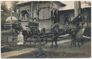 Gyergyólibántelep, Libán (Gyergyóújfalu, Suseni); Vadász kastély (?), lovashintó, vadász puskával / Hunting castle, horse chariot, hunter with gun. photo