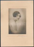 1927 Budapest, Schmullers fényképész műtermében készült vintage fotó, ezüst zselatinos fotópapíron, aláírva, datálva, 15,5x10,8 cm, karton 28x20 cm