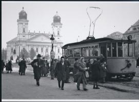 cca 1955 Debrecen, a Bika szálló és Nyulas között közlekedő 5-ös villamos, Kotnyek Antal (1921-1990) budapesti fotóriporter hagyatékából 1 db modern nagyítás, 15x21 cm