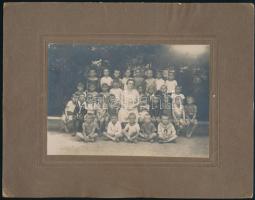 cca 1922 Budapest, Wekerletelepi elemi iskola tanulói, Winkler Rezső fényképész pecsétjével jelzett, 12x17 cm, karton (sérült) 21x27 cm