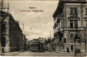 1911 Sopron, Erzsébet utca, villamos, Vadászati kiállítás reklámja egy hirdetőoszlopon. Breuer D. kiadása (EK)