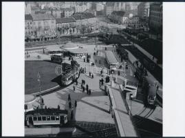 cca 1960 Budapest, villamosok a Moszkva téren, Kotnyek Antal (1921-1990) budapesti fotóriporter hagyatékából 1 db modern nagyítás, 15x21 cm