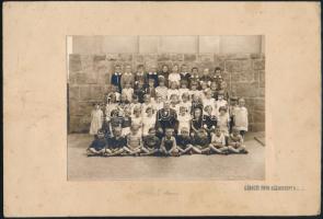 1933 Rákosszentmihály, Károlyi fényképész felvétele az elemi iskola első osztályos tanulóiról, vintage fotó, ezüst zselatinos fotópapíron, a hátoldalon a tanulók neve soronként feltüntetve, 11,3x15,6 cm, karton 17x25 cm