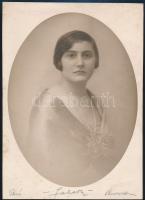 cca 1927 Budapest, Labori fényképész műtermében készült, aláírt vintage fotó, felületén törésvonalak, ezüst zselatinos fotópapíron, 22,5x16,3 cm