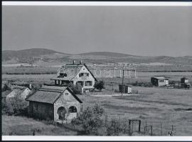 cca 1965 Velencei-tó partján épült nyaralók, Sinka Antal (?-?) fényképész és fotóriporter hagyatékából, 1 db modern nagyítás, jelzés nélkül, 15x21 cm