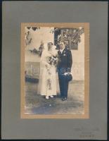 cca 1925 Szany, Takács Lajos fényképész pecsétjével jelzett, vintage esküvői fotó, ezüst zselatinos fotópapíron, 15x10,7 cm, karton 24,2x18,8 cm
