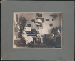 cca 1925 Polgári lakás belső fotója, jelzés nélküli vintage fotó, ezüst zselatinos fotópapíron, kasírozva, 11,6x16 cm, karton 20x24 cm